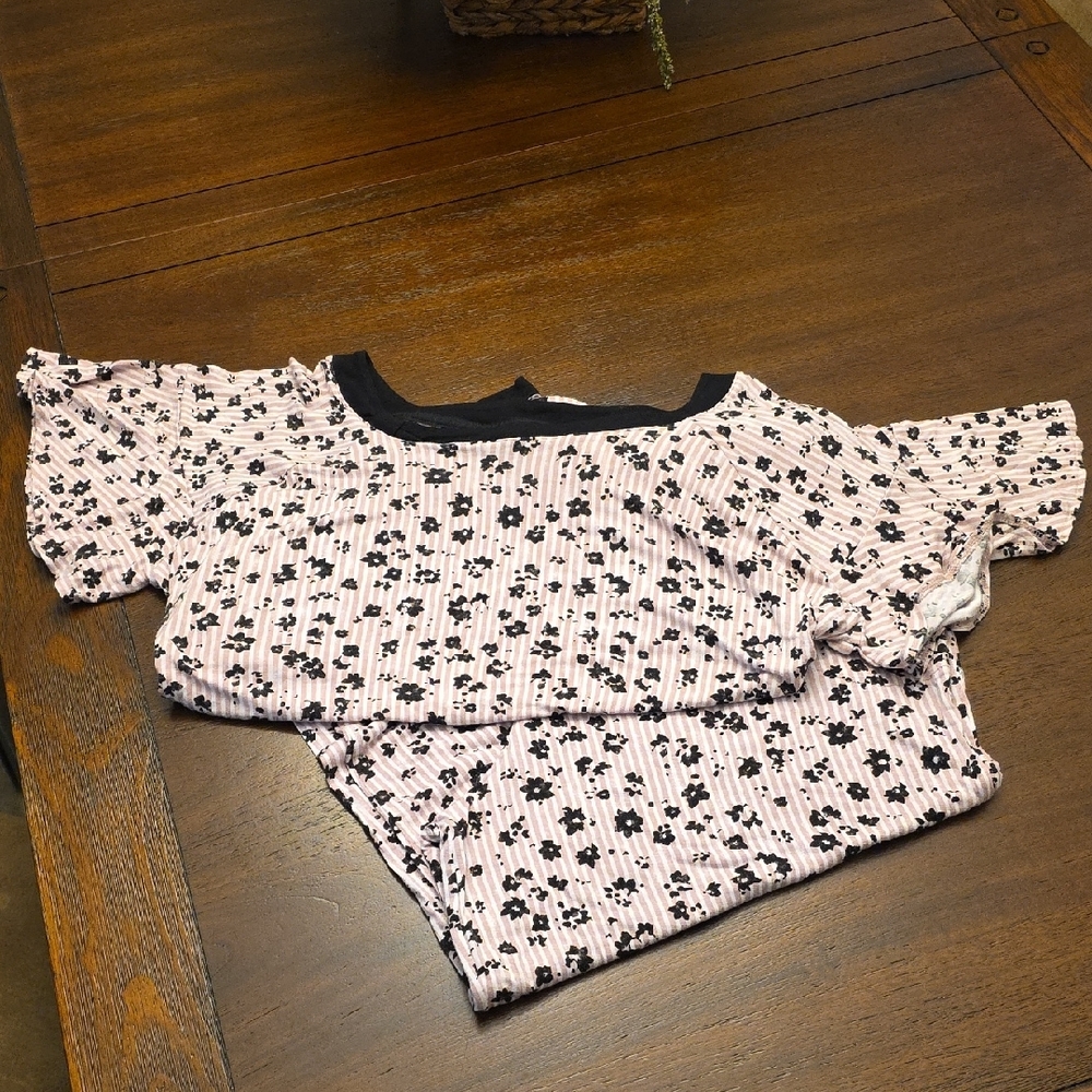 Simply Vera Vera Wang Pink & Black Floral Top & Bottoms. Pajama/Lounge Wear X-L